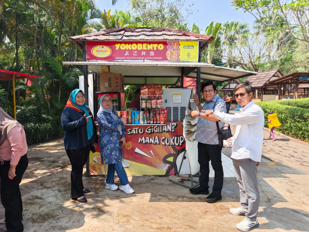 Audiensi ke Water Kingdom Mekarsari bertemu dengan Ibu Direktur beserta Staf dan Tim APINDO Kab.Bogor. Alhamdulillah UMKM Binaan APINDO telah meliki 4 booth titip barang secara permanen dan akan segera membuka booth lagi oleh Bidang Organisasi dan UMKM.
